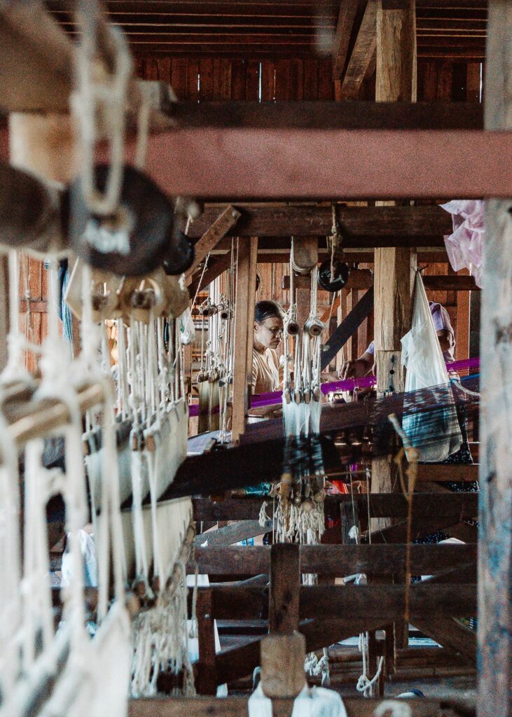 tessitrice di seta sul lago Inle Myanmar