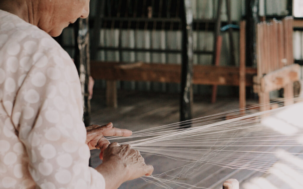 tessitrice di seta sul lago Inle Myanmar