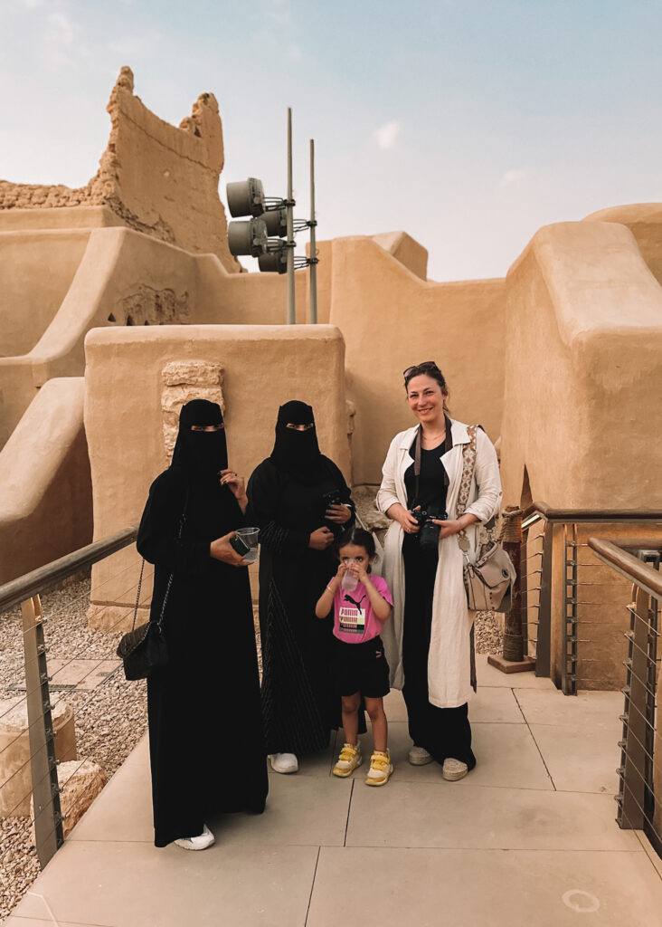 foto con donne saudite e donna occidentale
